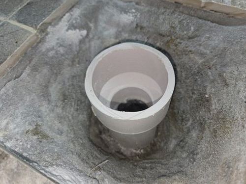 누수탐지 배관 연결부 교체 후 수압 시험을 진행하는 모습