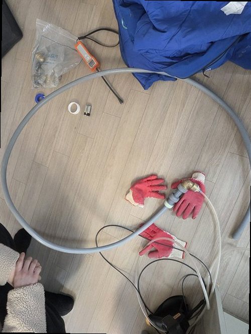 서해구·검단구 누수탐지 천장 물자국을 점검하는 모습