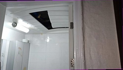 서초구 누수탐지 천장과 벽의 물자국을 확인하는 누수 점검 모습