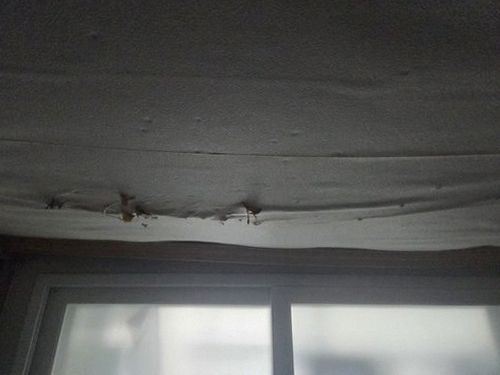 누수탐지 벽면 수분 측정 장비로 습도를 확인하는 장면