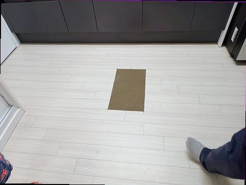 용산구 누수탐지 누수 점검 장비로 벽면과 바닥의 수분 상태를 확인하는 장면