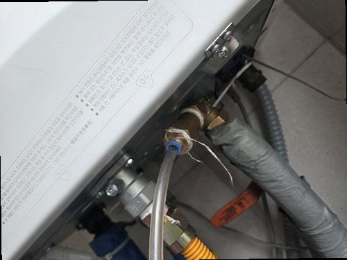 광주 누수탐지 측정 결과와 배관 위치를 함께 확인하는 점검 장면