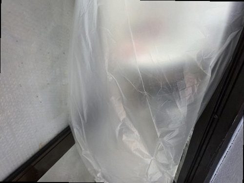 김포 누수탐지 천장 모서리에 번진 물 얼룩과 들뜬 벽지 상태