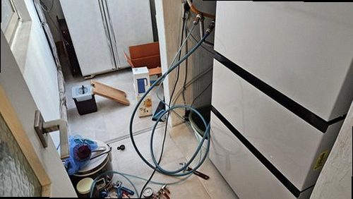 안성 누수탐지 보일러 압력계 수치와 주변 배관 연결부를 확인하는 점검 장면
