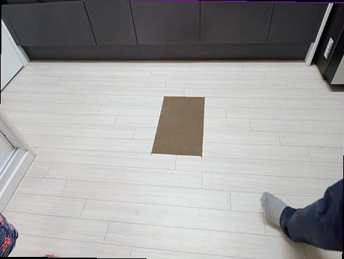 안성 누수탐지 누수 탐지 장비의 측정값을 확인하는 실내 점검 모습