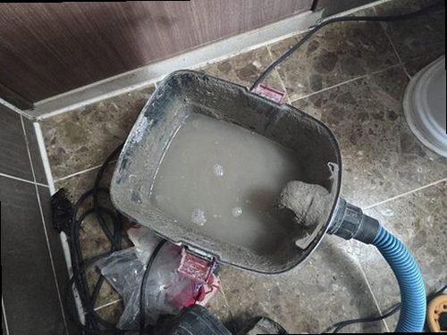 누수탐지 배관 점검 결과를 정리한 서류와 현장 사진을 확인하는 장면