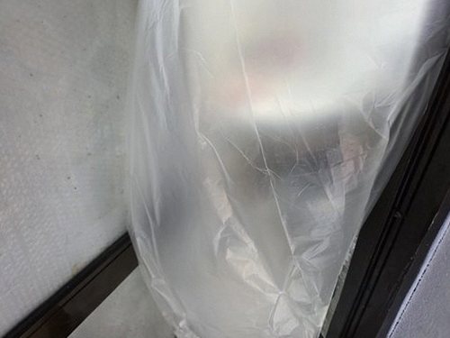 누수탐지 소사동 주택 배관 점검 장비를 이용해 벽면 내부 경로를 확인하는 장면