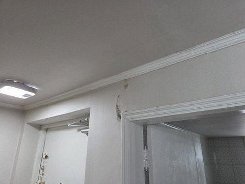 누수탐지 욕실 줄눈과 실리콘 상태를 살펴보는 점검 장면