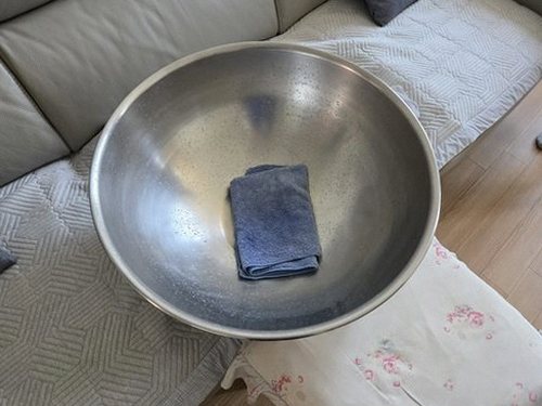 누수탐지 실내 누수 흔적과 점검 위치를 비교하는 모습