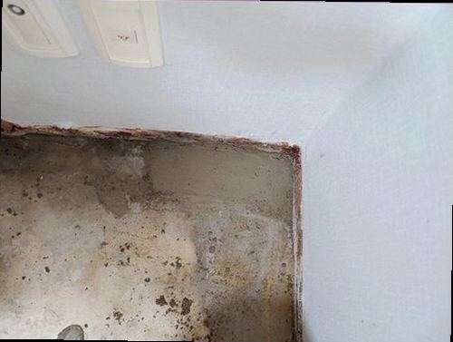 일산서구 누수탐지 벽면 하단에 번진 누수 흔적과 주변 가구를 정리한 현장