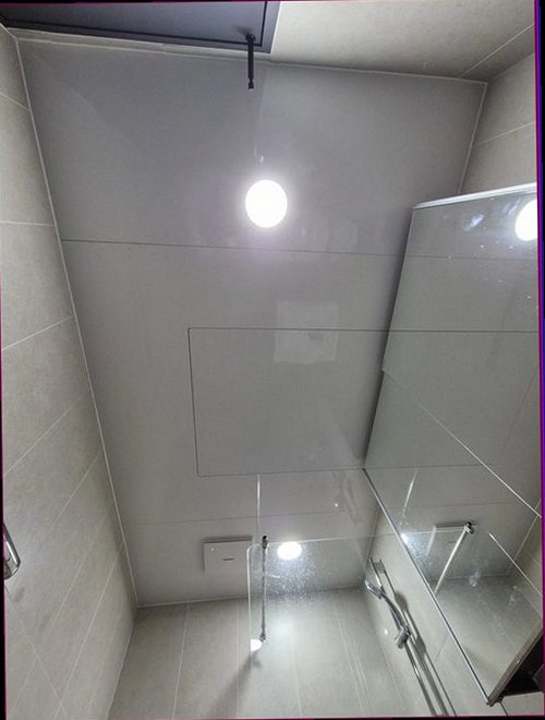 부평구 누수탐지 싱크대 하부 배관과 수납장 바닥의 물기 상태를 확인하는 모습