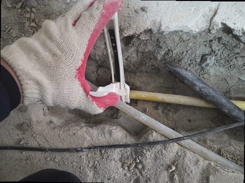 누수탐지 천장과 벽면에 나타난 누수 흔적을 확인하는 모습