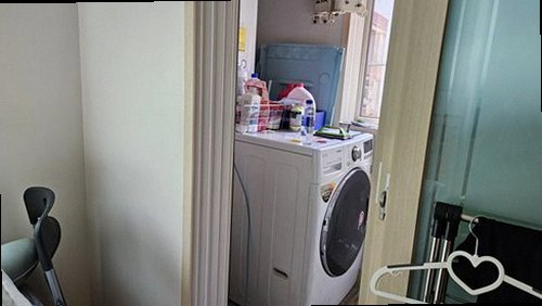누수탐지 벽면 일부를 열어 배관 연결부를 확인하는 점검 장면