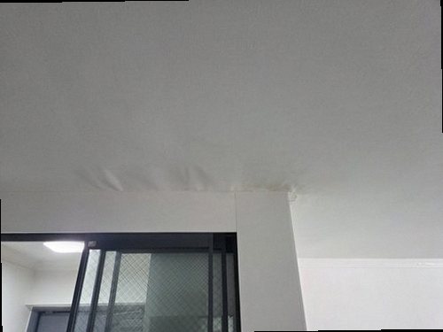 누수탐지 거실 천장 얼룩과 벽면 누수 흔적을 확인하는 점검 장면