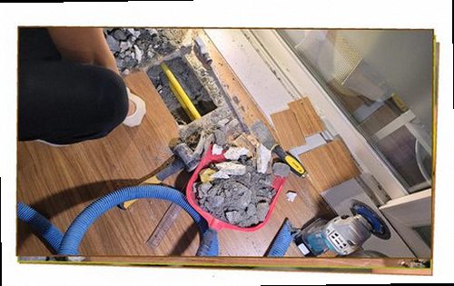 누수탐지 창호 접합부와 외벽 주변의 수분 상태를 측정하는 모습