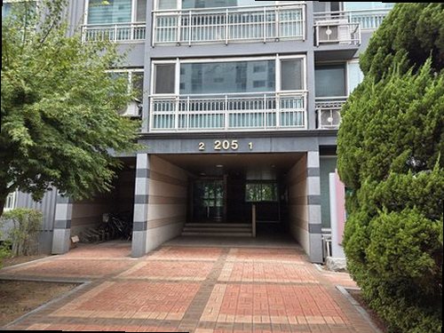 누수탐지 견적서 항목을 비교하며 검토하는 모습
