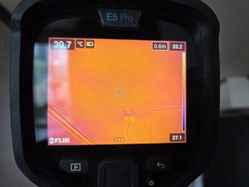 누수탐지 천장 얼룩 부위를 사진과 메모로 기록하는 장면