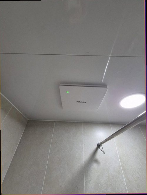 광명 누수탐지 천장과 벽면에 나타난 물자국을 확인하는 모습