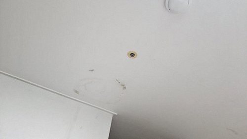 누수탐지 처치 후 얼룩이 옅어지고 벽면이 건조된 상태