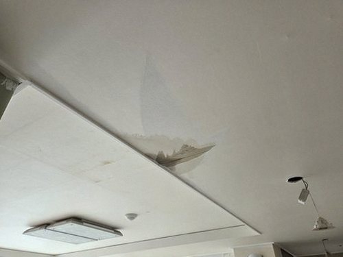 누수탐지 보수 후 물자국 확산 여부를 확인하는 천장 점검