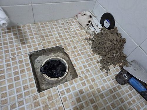 누수탐지 욕실 벽면 하단에 물기가 번진 모습