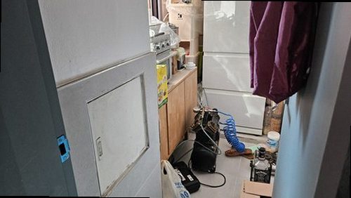 누수탐지 벽지 얼룩이 생긴 천장 모서리를 살펴보는 점검 장면