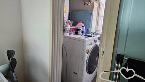 누수탐지 배관 점검 장비를 이용해 벽면 상태를 확인하는 장면