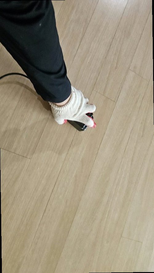 누수탐지 천장 마감재 아래 배관 상태를 살피는 점검 장면