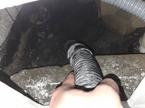 누수탐지 싱크대 하부 장판의 들뜸과 습기 흔적을 살피는 장면