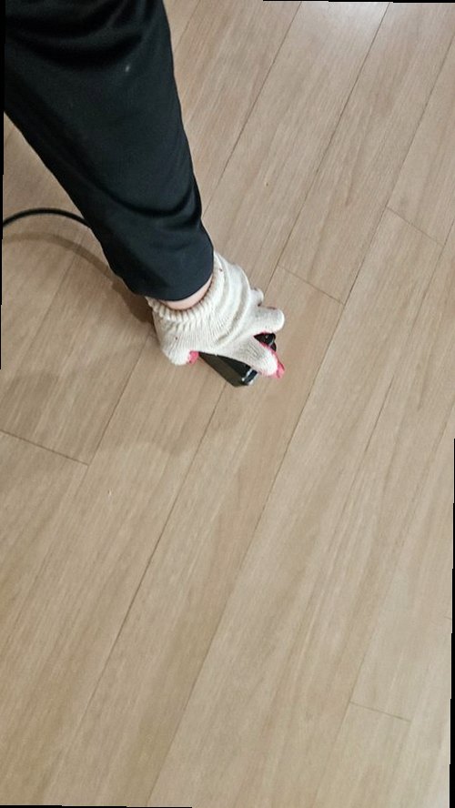 누수탐지 아파트 천장 모서리에 번진 누런 얼룩 점검 장면