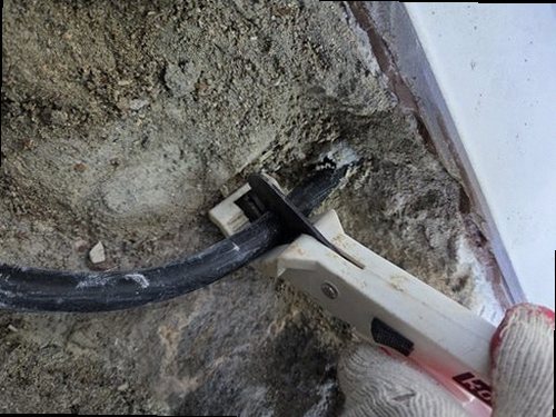 기흥구 누수탐지 벽 얼룩의 범위와 주변 습기를 확인하는 모습