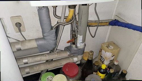만세구 누수탐지 싱크대 하부와 주변 배관을 살펴보는 초기 점검 모습