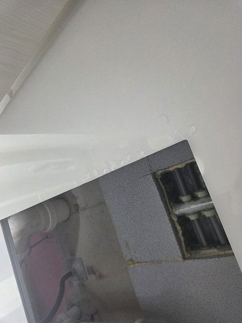 누수탐지 점검 결과를 바탕으로 보수 범위와 복구 절차를 확인하는 모습