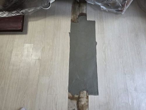 누수탐지 벽면 얼룩을 점검하며 기록하는 모습