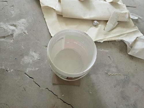 누수탐지 거실 벽면 얼룩을 확인하며 누수 흔적을 기록하는 모습