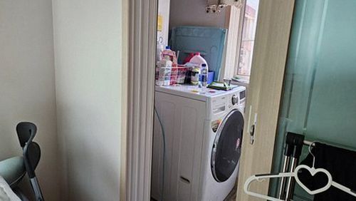 누수탐지 배관 상태를 확인하고 점검 결과를 기록하는 작업 장면