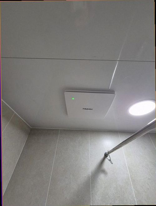 연수구 누수탐지 욕실 바닥 가장자리의 반복되는 물기와 벽면 변색을 확인하는 현장