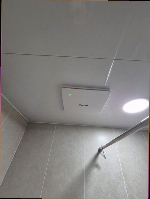 천안시 서북구 누수탐지 누수 위치를 좁히기 위해 벽면과 바닥의 수분 분포를 점검하는 모습