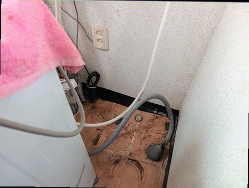 아산시 누수탐지 싱크대 하부장과 벽면의 누수 흔적을 확인하는 모습