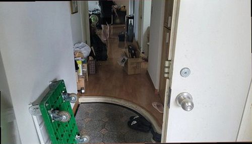 누수탐지 누수 점검 결과와 수분 측정값을 확인하는 장면