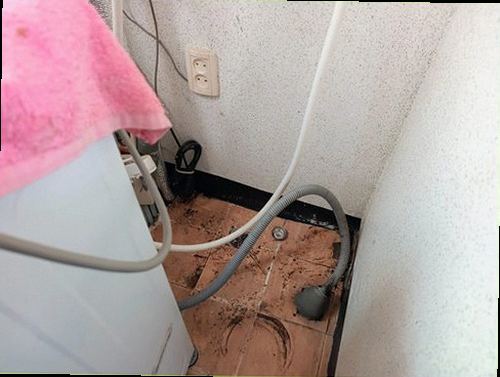 강북구 누수탐지 욕실 바닥과 벽면의 수분 변화를 확인하는 현장 조사 모습