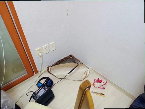 구로구 누수탐지 보수 후 수분 수치와 주변 벽면 상태를 재확인하는 과정