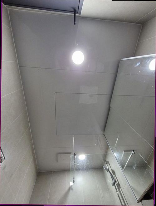 누수탐지 싱크대 급수관과 배수 연결부를 순서대로 점검하는 모습