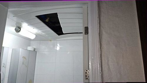 누수탐지 난방 배관 주변의 바닥 변색과 온도 차이를 확인하는 현장 점검
