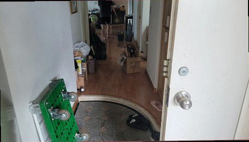 누수탐지 배관 압력 측정과 수분 확인이 진행되는 점검 현장