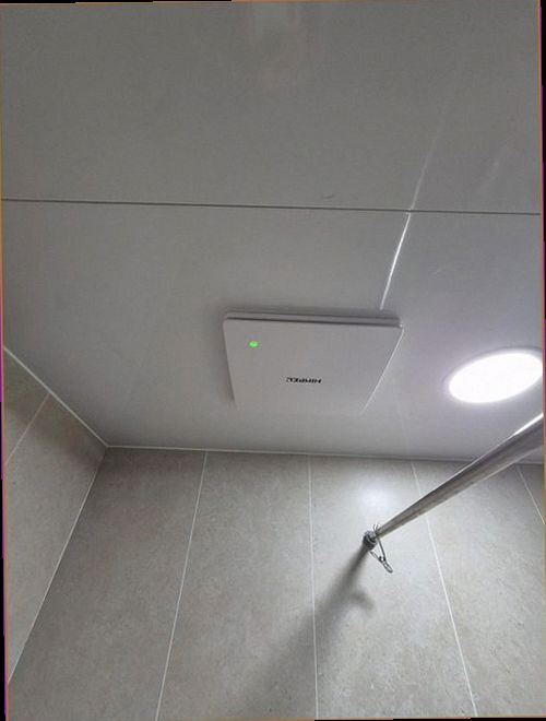 송파구 누수탐지 배관 위치와 누수 원인을 장비로 점검한 뒤 보수 범위를 설명하는 모습