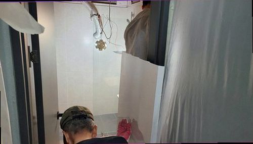 송파구 누수탐지 누수 수리 후 배관 연결부와 주변 마감 상태를 확인하는 모습