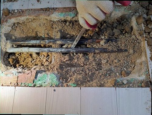 양천구 누수탐지 욕실 주변 벽면의 습기와 변색이 확인된 현장