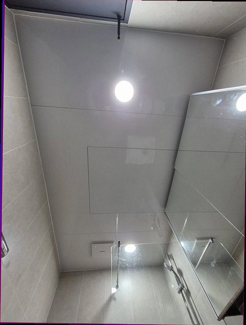 양천구 누수탐지 싱크대 하부 배관과 벽면의 누수 흔적을 확인하는 모습