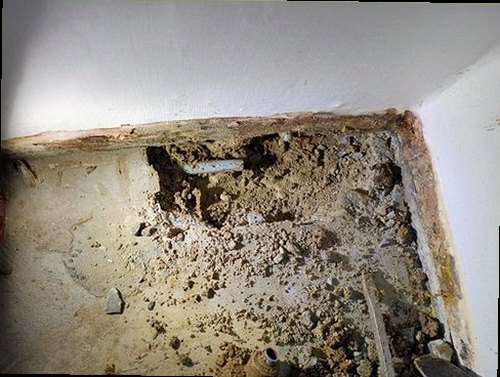 종로구 누수탐지 배관 주변 수분 상태와 벽면 확산 범위를 확인하는 점검 장면